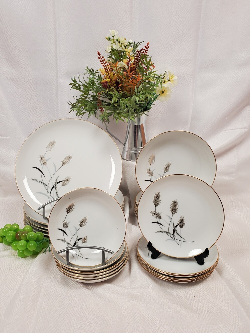 Elegant White Porcelain Dinner Plates with Gold Trim - Set